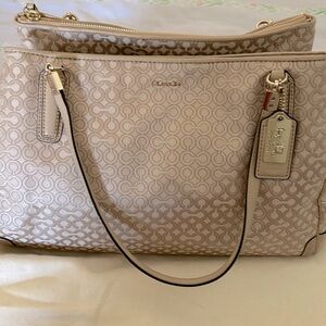 Beautiful creamy coach bag with a lot of pockets only used ones